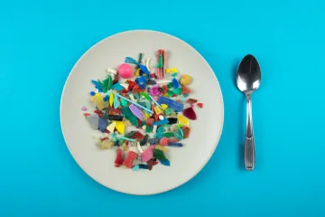 Možda to ne znate, no ponekad jedete plastiku: Ove namirnica imaju najviše mikroplastike