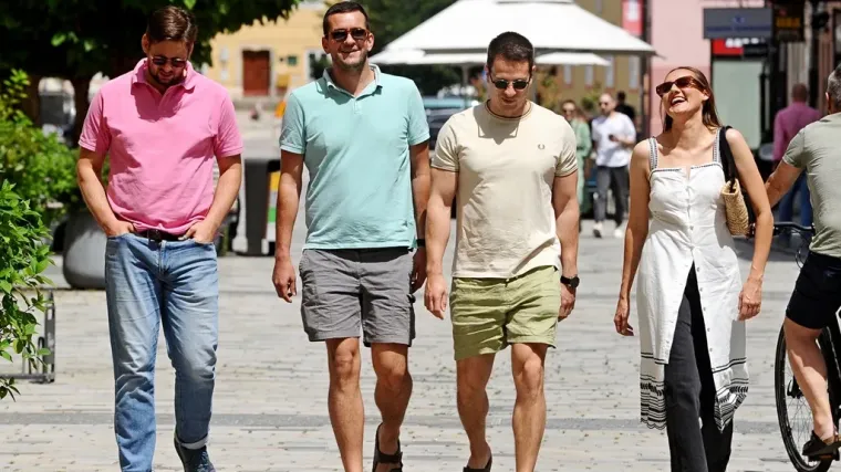 Nasmijana brineta u dru&scaron;tvu 'tri mu&scaron;ketira' ukrala poglede na varaždinskoj &scaron;pici