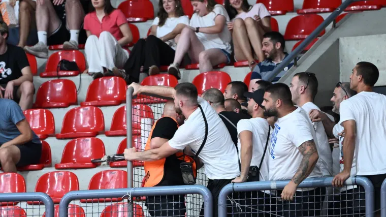Kaos u Draženovu domu! Navijači krenuli jedni na druge, specijalci spriječili totalni obračun