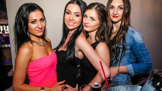 Dugokose djevojke u jarkim bojama krale poglede: Pogledajte kako se te večeri partijalo