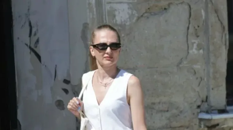 Visoki prorez, uska suknja i vitke noge: Dama u bijelom mamila poglede u sredi&scaron;tu Čakovca