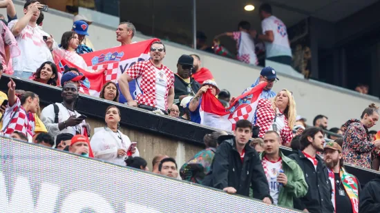 Vade se mobiteli, popravljaju se kravate: Svi gledaju u Kolindu, a pazite s kim je sve u dru&scaron;tvu