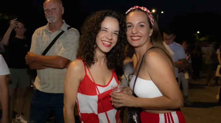Sve je vrvjelo zgodnim Karlovčankama: Pogledajte tko je ukrao poglede na koncertu Prljavaca