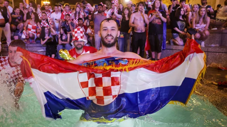 Baklje, pjesma i skokovi u fontane! Pogledajte kako je Hrvatska proslavila pobjedu nad Ganom