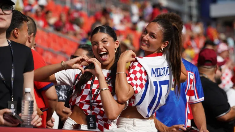 Lijepe Hrvatice dovele atmosferu do usijanja, a svi su gledali &scaron;to Ivana Knoll ima na sebi