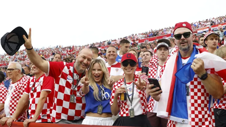 Ne pamtimo ju u ovakvom izdanju: Kolinda zablistala kao nikad, a pogledajte tko je u pratnji