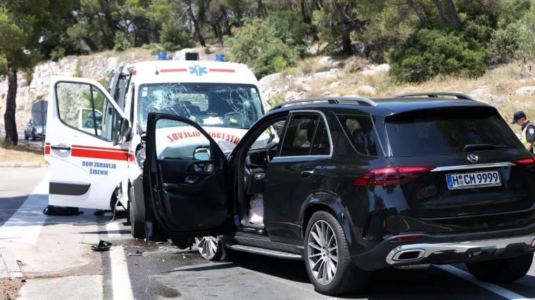 Frontalni sudar Mercedesa i sanitetskog vozila: Objavljeni detalji nesreće