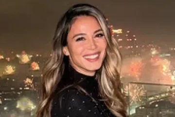 Zgodna sportska novinarka iznenadila fotografijom u pripijenoj crnoj haljinici