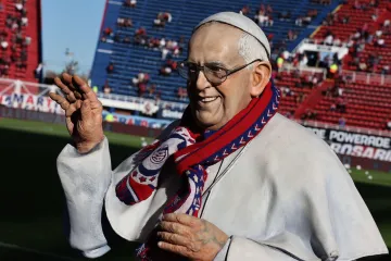 Od Pape se simbolično oprostio i njegov omiljeni nogometni kub: Sve oči sada su uprte u konklavu