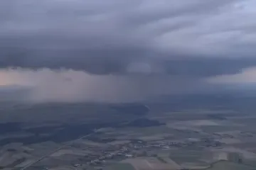 Snažno nevrijeme 'potopilo' Osijek: Helikopter hitne pomoći snimio zastrašujuću olujnu ćeliju