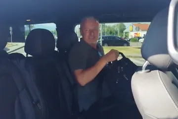 Thompson u društvu posebnog gosta krenuo prema Hipodromu: Nije mogao sakriti osmijeh na licu