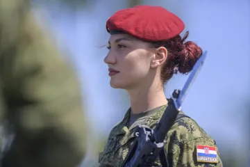 Jesu li Hrvatice s oružjem zasjenile opake dečke? Pogledajte uvježbavanje za mimohod