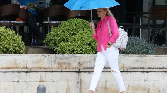 Svi pogledi su bili na njoj: Zgodna plavu&scaron;a u rozoj ko&scaron;ulji razvedrila nebo iznad &Scaron;ibenika