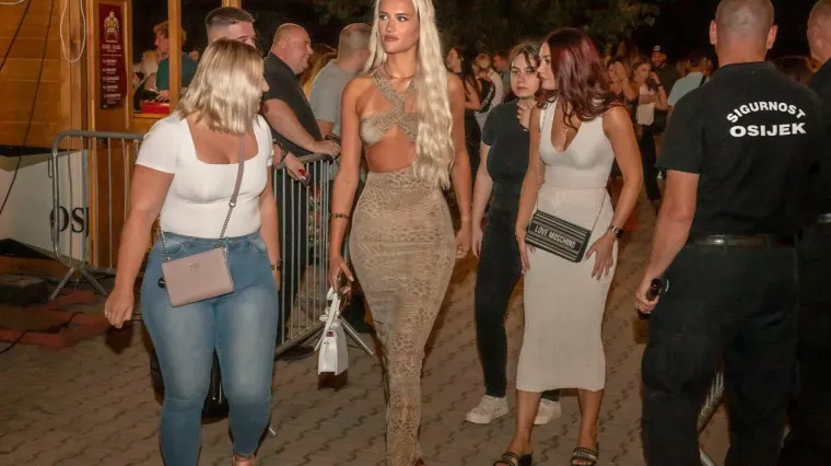 Zbog nje nitko nije ni primijetio pivo: Plavu&scaron;a u uskoj haljini zaludjela posjetitelje festivala