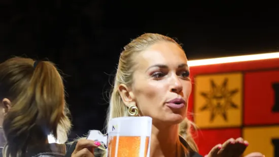 Mnogi su do&scaron;li zbog koncerta, ali ona je ukrala show: Atraktivna plavu&scaron;a podignula sve na noge