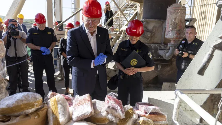 Božinović presretan pozirao kraj tone kokaina, heroina i trave prije nego &scaron;to je nestala u plamenu
