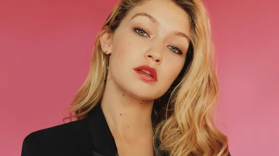 Sve su oči na njoj dok korača pistom: S razlogom je jedna od najplaćenijih manekenki svijeta