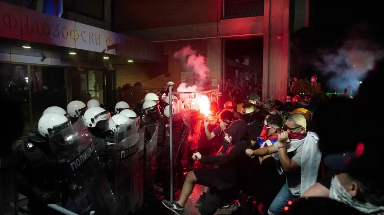 Topovskim udarima i suzavcem na prosvjednike u Novom Sadu! Vučić za sve krivi 'europski olo&scaron;'