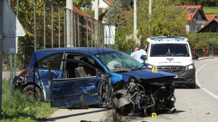 Kr&scaron; i lom kod Zaboka. Autom udario u ogradu kuće, prizori su užasni: 'Kao da je proletio uragan'