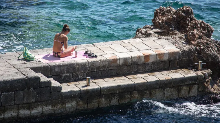 Brineta u roza bikiniju nije trebala nikoga: Ljepotica tamnog tena uživala u vlastitom dru&scaron;tvu