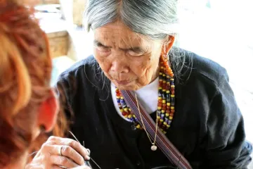 Prava anvantura: Sara je putovala 30 sati samo da bi se tetovirala kod 108-godišnje umjetnice