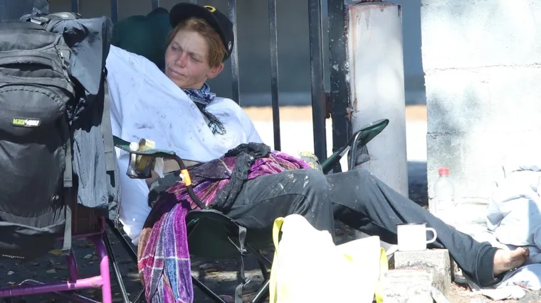 Od naslovnice do ulice: Nekada&scaron;nja ljepotica kopa po smeću, jede tuđe ostatke i hoda bosa