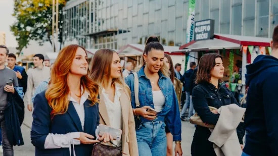 Mate Bulić zapjevao na Oktobeer festu, a ove djevojke ukrale show: Nema tko ih nije gledao