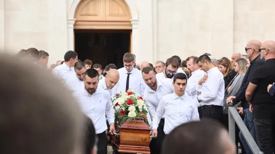 Dalmacija zavijena u crno: Pogledajte posljednji ispraćaj poginulih planinara