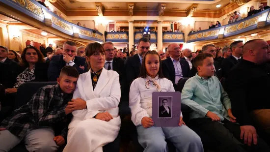 Suze, zagrljaji i ti&scaron;ina: Pogledajte emotivne prizore s komemoracije Halida Be&scaron;lića