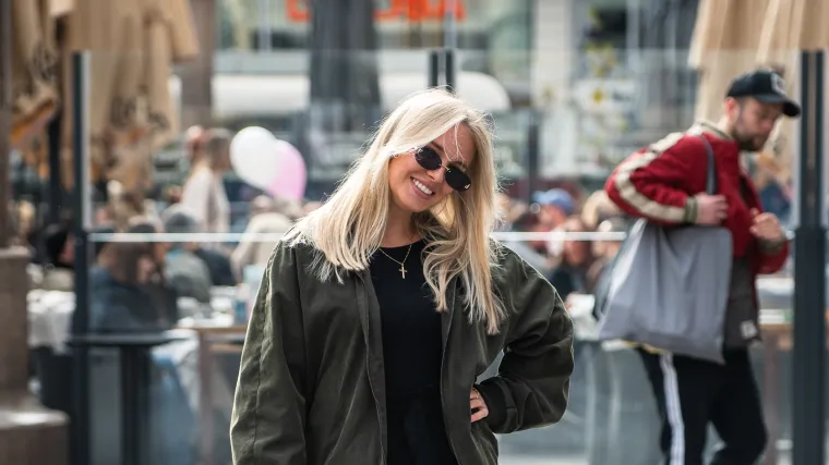 Dama u čipkastim hulahopkama zaustavila vrijeme na &scaron;pici: Svi su gledali u njene duge noge