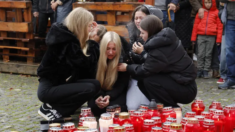 Neizreciva bol i svijeće za ubijenog oca... Slike iz Slovenije lome srca