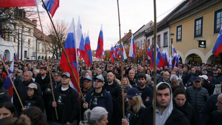 Slovenija na nogama! Prepune ulice Novog Mesta zbog smrti Ale&scaron;a &Scaron;utara, pogledajte prizore