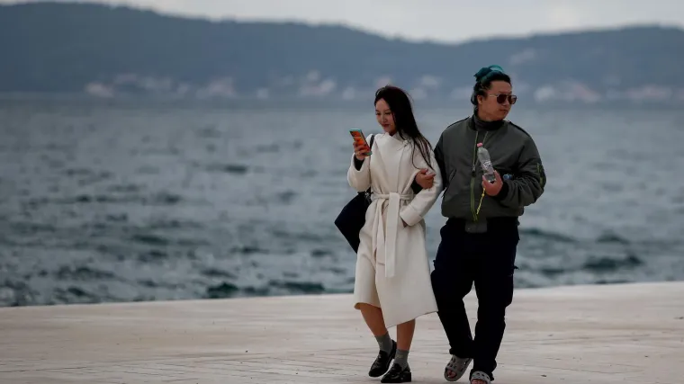 Unatoč oblacima, Zadrani su dan proveli vani: Pažnju ukrao strani par u romantičnoj &scaron;etnji