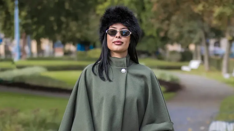 Djevojka sa &scaron;ubarom mamila poglede u Osijeku: Visokim čizmama istaknula svoje duge noge