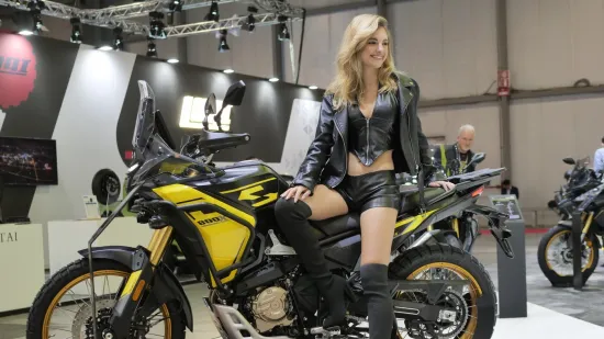 Zgodna plavu&scaron;a u kožnjaku istaknula se u moru manekenki na sajmu motocikala