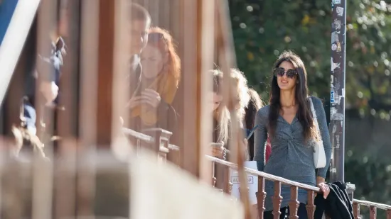 Dok su jedni gledali u brodove, ostali su se okretali za njom: Zgodna Zadranka pro&scaron;etala uvalom