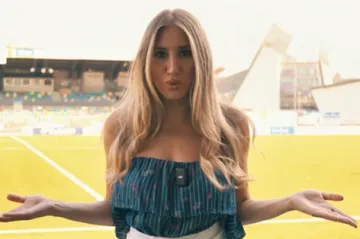 Svi poludjeli za trećom ligom nakon što su otkrili da je ova mlada dama TV voditeljica