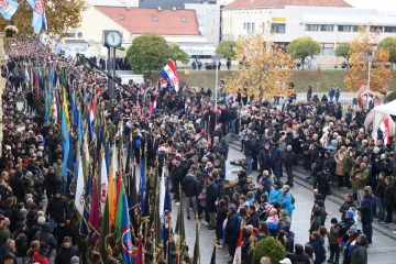 Pogledajte kako je izgledao susret inače sukobljenih navijačkih skupina u Koloni sjećanja