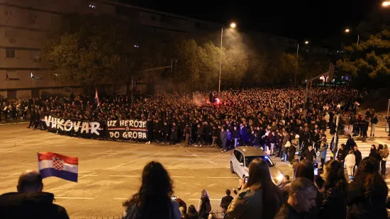 Impresivne slike iz Splita: Rijeka ljudi priključila se Torcidi u nezaboravnom mimohodu za Vukovar