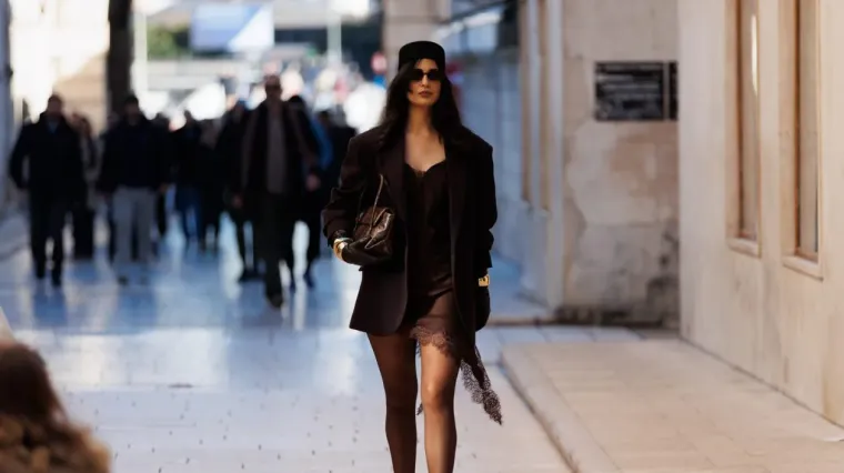 Svi su gledali samo u nju! Nitko nije skidao pogled s dame u crnom čipkastom minjaku i &scaron;tiklama