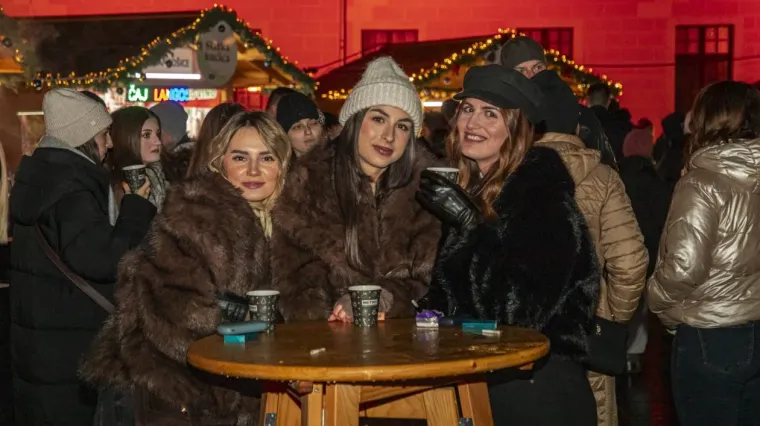 Osječki Advent dobio neočekivane zvijezde: Tri legice u bundama postale glavna atrakcija