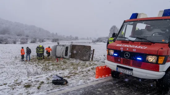 Drama kod Otočca: Kamion izletio s ceste, vatrogasci izvlačili vozača iz vozila