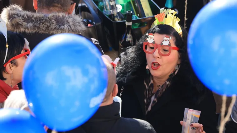 Ovako slavi Samobor: Građani dočekali Novu godinu u podne, a evo kako se pjevalo i plesalo