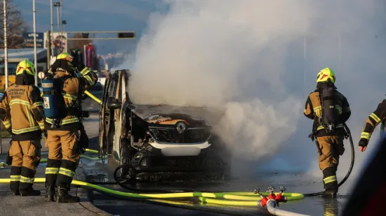 Vatrena drama na Staru godinu! Kombi gorio kao baklja, zagrebački vatrogasci gasili ga pjenom