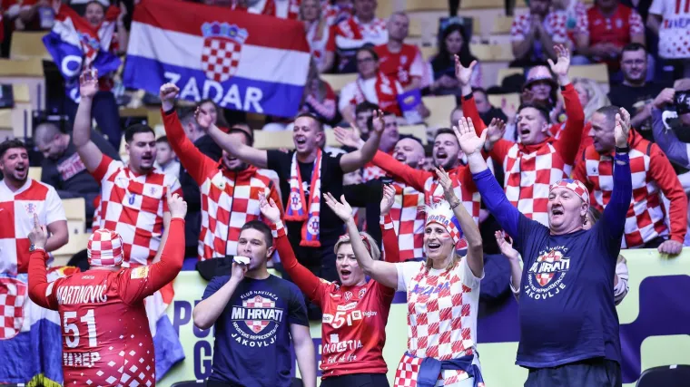 Danski navijači rade kaos na tribinama i navijaju protiv Hrvatske, na&scaron;e navijačice i navijači odgovorili