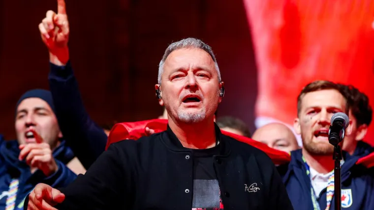 Evo kakva je bila atmosfera na dočeku rukometa&scaron;a: Pjesme, baklje i HOS-ove zastave