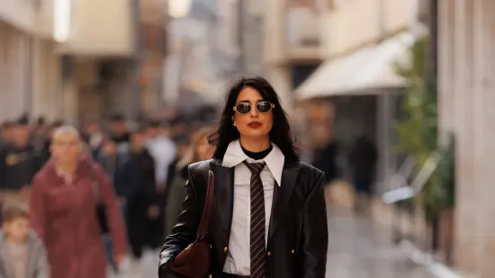 Sunčani đir pretvorio se u modnu pozornicu: Za ovim nogama tamnokose žene u crnom svi su se okretali