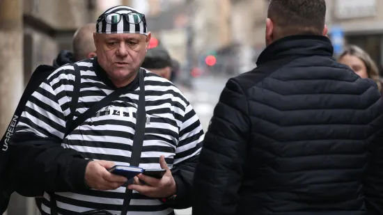 Pazite &scaron;to je Keleminec obukao za novi prosvjed: Thompson tre&scaron;tao ispred sredi&scaron;njice HDZ-a