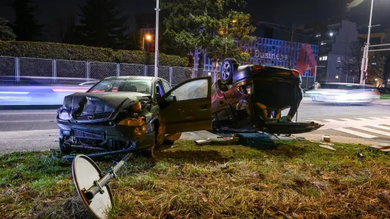 Grozne scene! Te&scaron;ka nesreća u Novom Zagrebu: Auto zavr&scaron;io na krovu, tri osobe ozlijeđene