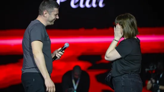 Pale zaruke tijekom koncerta u Areni: Pogledajte reakciju djevojke